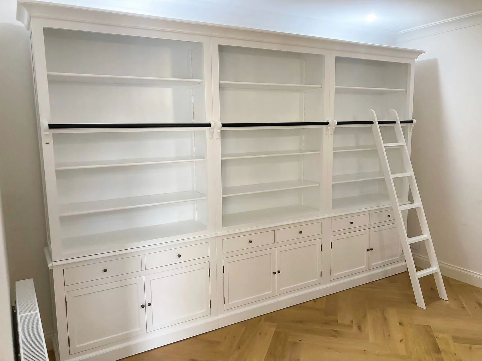 Hamptons Halifax Open Extendable Bookcase with Ladder 250-368cm - Image 46